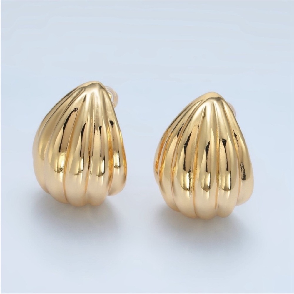 NEW 24k Gold Filled Seashell Design Stud Earrings - Picture 6 of 6